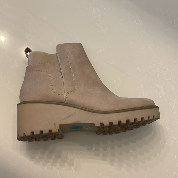 Dolce Vita Chelsea bootie in EUC. - Picture 2 of 2
